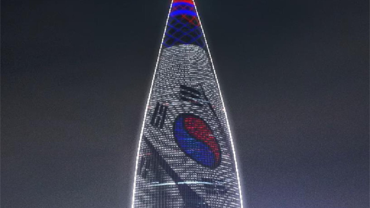 Lotte World Tower pour commémorer le 70e anniversaire de l'armistice de la Guerre de Corée