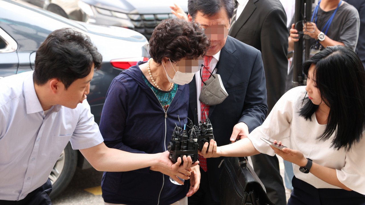 La belle-mère du président Yoon, Choi Eun-soon arrivant au tribunal du district d'Uijeongbu