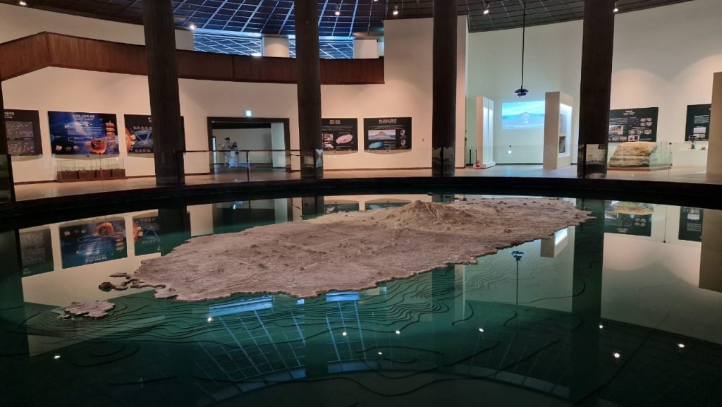 Représentation  de l'île de Jeju vue depuis le nord-est à Jeju Stone Park.