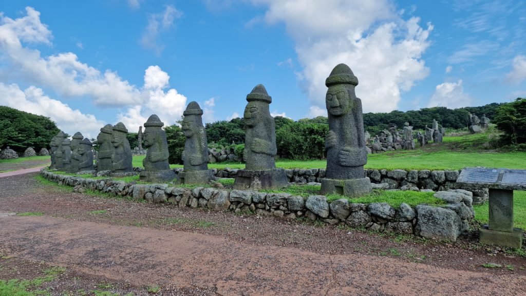 Une rangée de Dolharubang à Jeju Stone Park