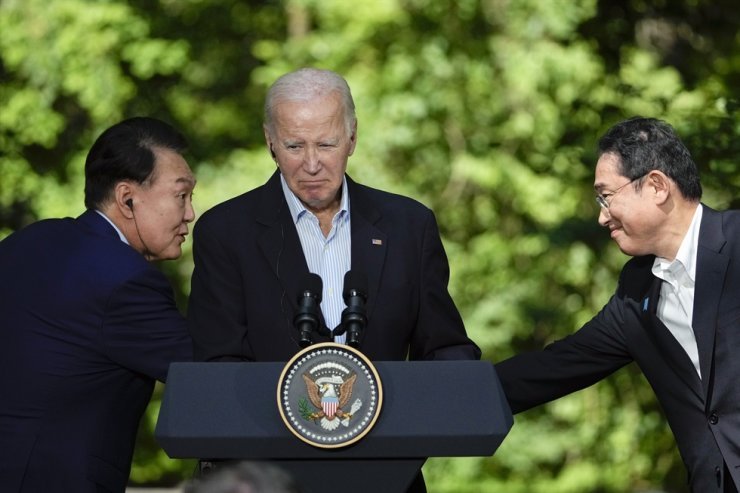 Le président sud-coréen Yoon Suk Yeol serre la main du Premier ministre japonais Fumio Kishida à Camp David (Yonhap)