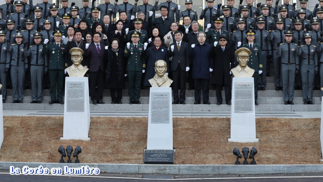 Photo d'archive de mars 2018. Bustes de cinq combattants de l'indépendance coréenne devant la KMA (Yonhap)