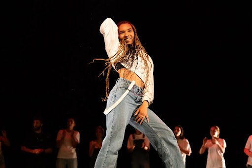 danseuse effectuant des mouvements de danse à l'école de danse k-pop de Nantes