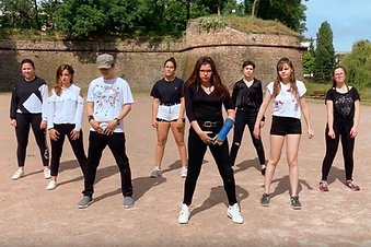 danseurs effectuant des mouvement lors d'une représentation de l'école de danse k-pop de Strasbourg