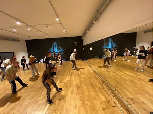 danseurs effectuant des mouvements lors d'un cours à l'école de danse k-pop de Skin Corp de Toulouse