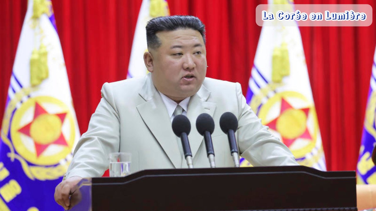 Kim Jong-un prononce un discours le 28 août 2023 devant des marins lors du Jour de la marine (KCNA)
