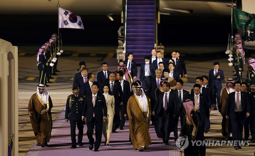 Arrivée à l'aéroport international du roi Khaled (Arabie Saoudite) du président Yoon Suk-yeol et son épouse (Yonhap).