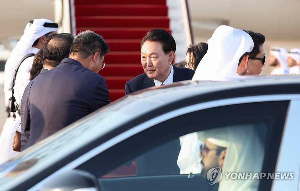 Le président Yoon arrive au Qatar le 24 octobre 2023 (Yonhap).