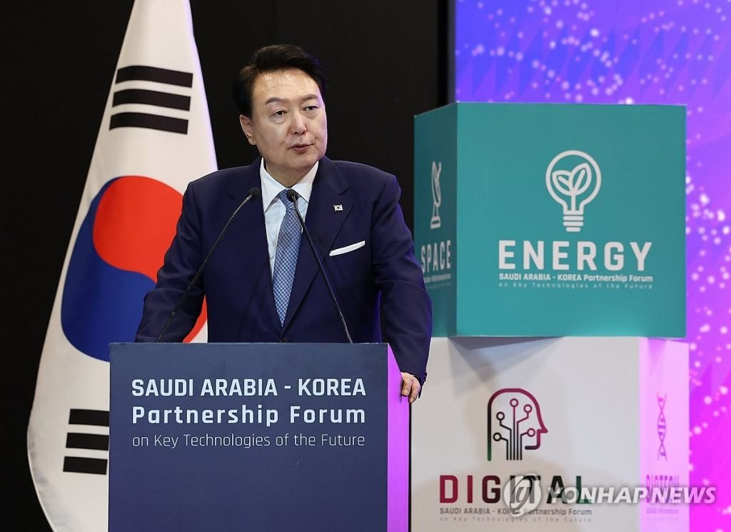 Yoon Suk-yeol prononce un discours lors du forum sur le partenariat technologique entre la Corée du Sud et l'Arabie Saoudite (Yonhap).