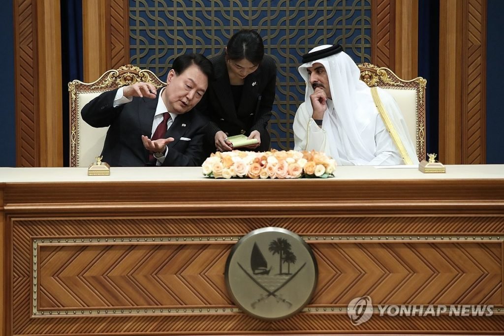 Le président Yoon Suk-yeol et l'émir du Qatar, cheikh Tamim ben Hamad Al Thani, assistent à une cérémonie de signature d'un memorandum d'entente (Yonhap).