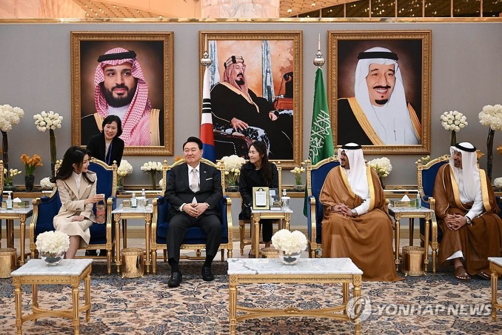 Yoon Suk-yeol et son épouse Kim Keon-hee s'entretiennent avec Mohammed ben Abdulrahman ben Abdul Aziz, le vice-gouverneur de Riyad (Yonhap).