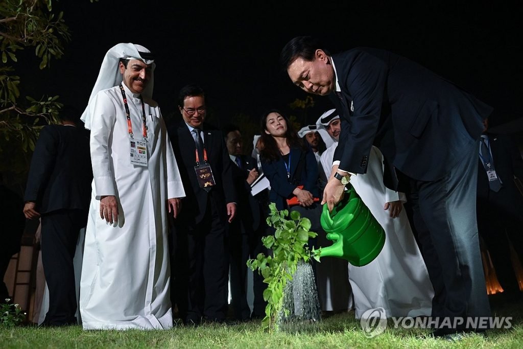 Le président Yoon arrose un arbre offert par l'émir du Qatar au pavillon de Corée lors de l'Exposition internationale de l'horticulture à Dhoa (Yonhap).