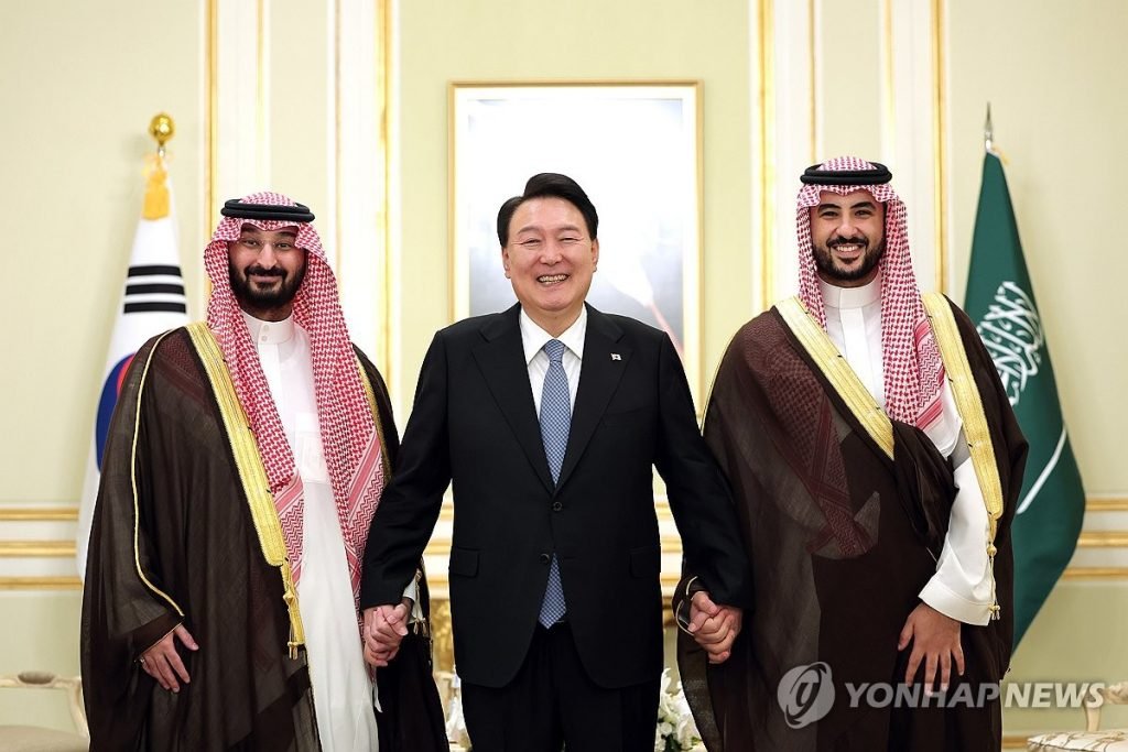 Yoon rencontre le ministre saoudien de la Défense, Khalid ben Salmane Al Saud (à gauche), et le ministre de la Garde nationale, Abdullah ben Bandar Ai Saoud (à droite) (Yonhap).