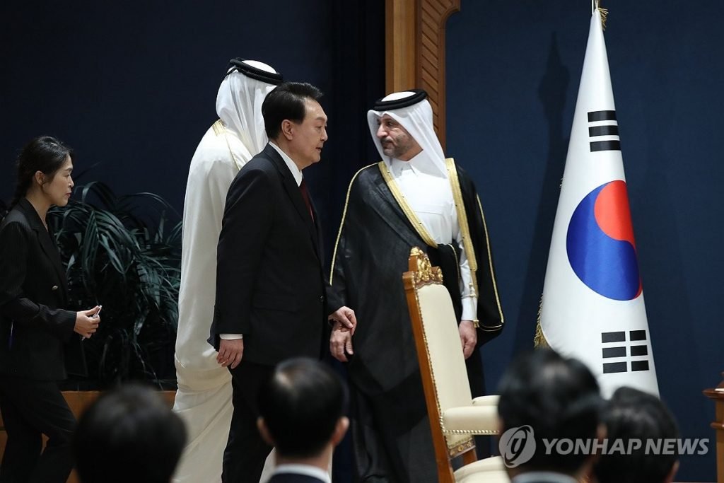 Le président sud-coréen Yoon Suk-yeol et l'émir qatari Cheikh Tamim bin Hamad Al Thani se préparent à s'installer pour une cérémonie de signature d'un memorandum d'entente (Yonhap).