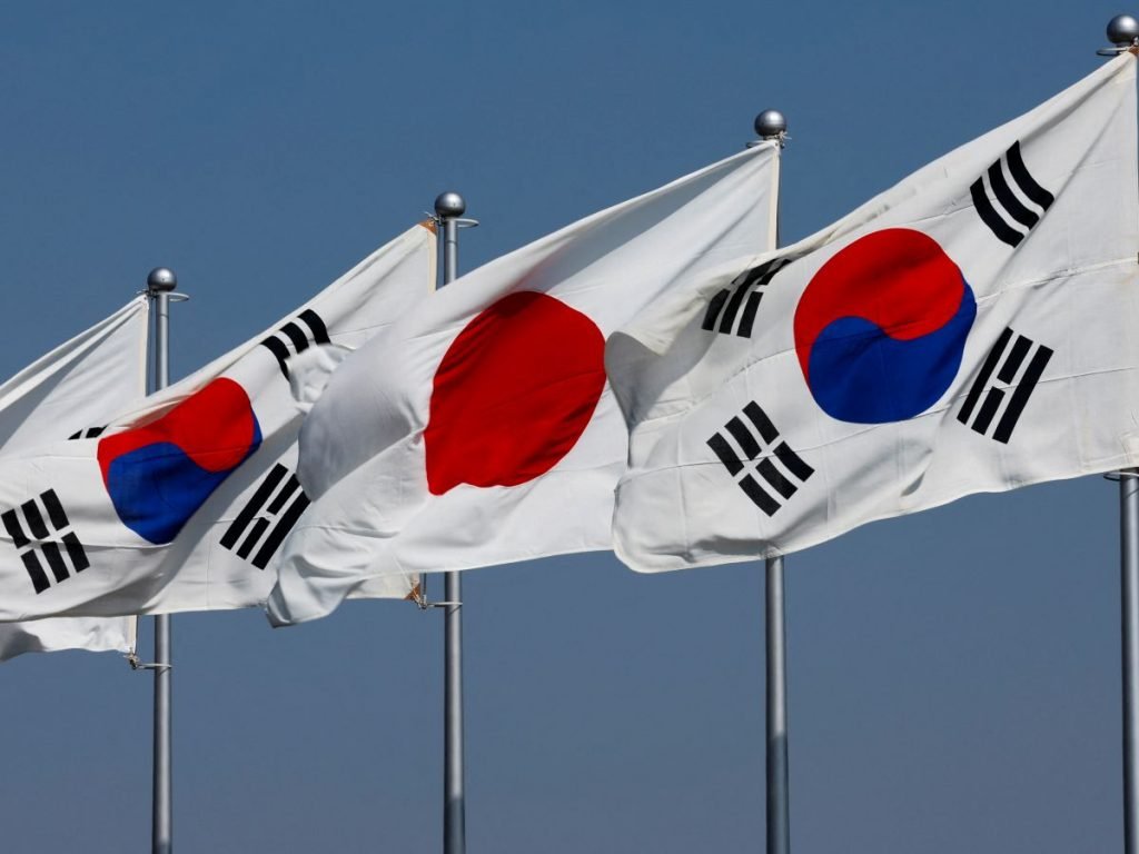 Les drapeaux nationaux sud-coréens et japonais. /Photo prise le 16 mars 2023/REUTERS/Issei Kato 
