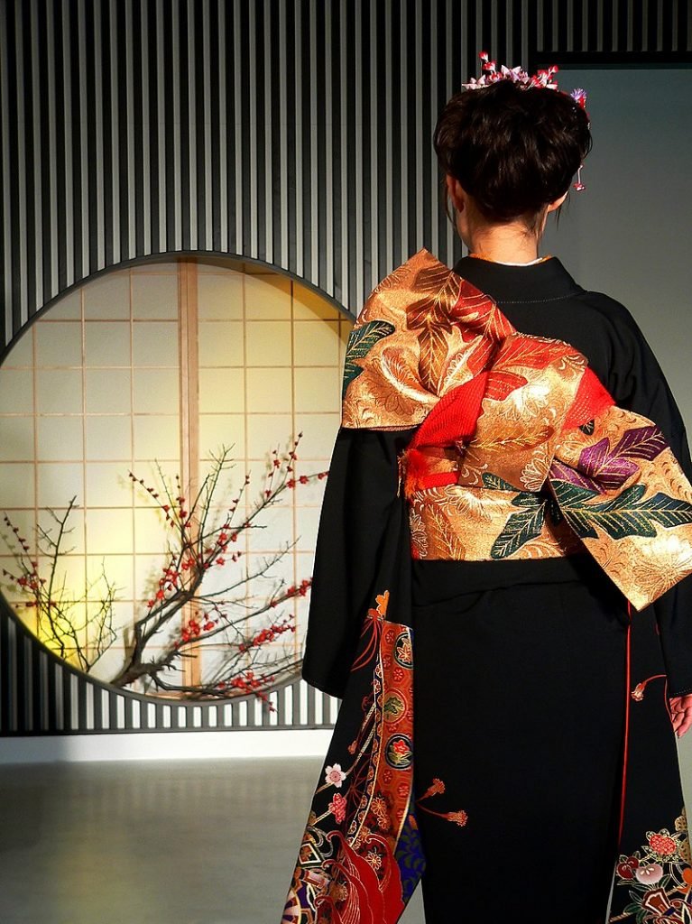 Kimono féminin et obi vu de dos