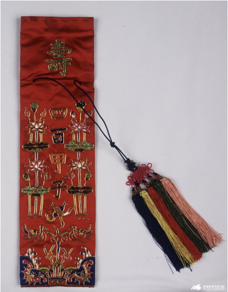 Ancienne trousse coréenne datant de l'époque Joseon, ornée d'un maedup