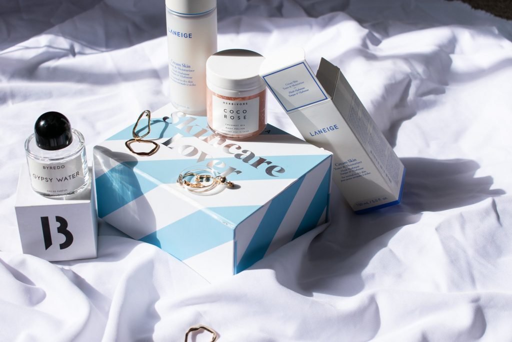 Plusieurs flacons de produits de beauté, dont une lotion pour le visage Laneige. 