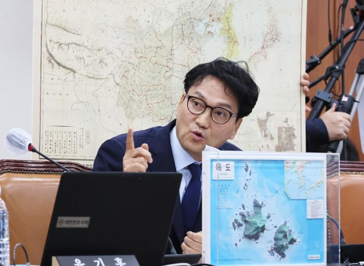 An Min-suk, député du Parti démocrate, qui montre une carte de Dokdo durant un audit parlementaire à l'Assemblée nationale à Séoul le 11 octobre (The Korea Times).
