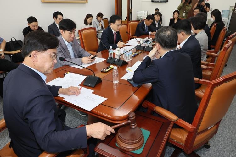 Commission parlementaire des Affaires étrangères et de l'Unification assistée par des députés rivaux à l'Assemblée nationale à Séoul le 25 septembre 2023 (The Korea Times).