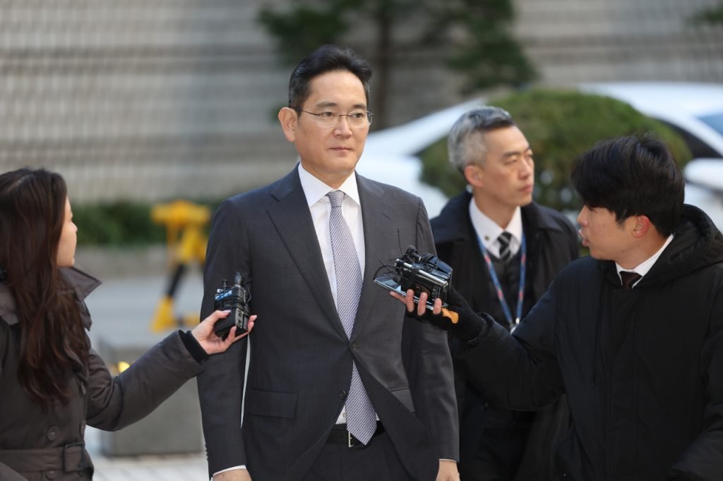 Lee Jae-yong, président de Samsung, qui entre au tribunal pour une audience en 2015 (Yonhap).