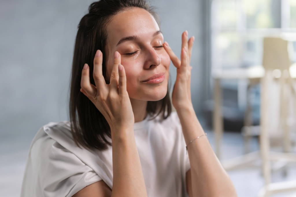 Appliquer une crème pour les yeux.