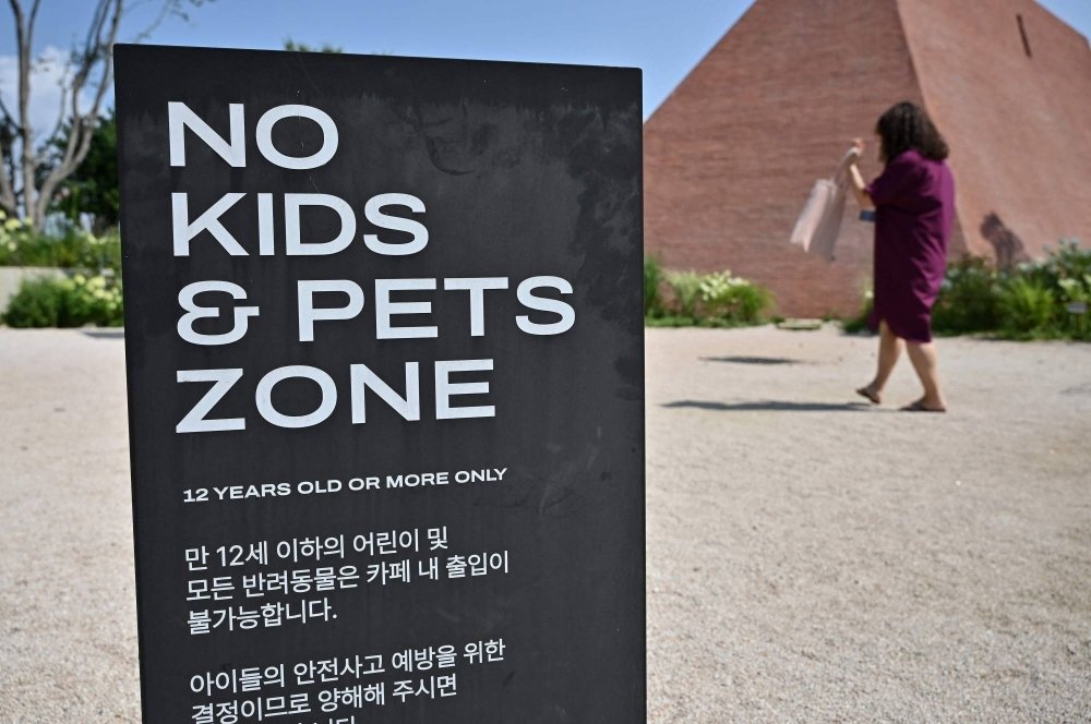 Panneau indiquant l'interdiction aux enfants et aux animaux de compagnie ("no kids & pets zone") à Gimpo en Corée (AFP).