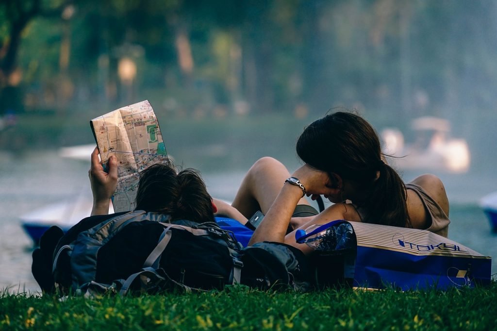 Couple se relaxant dans un parc (photo : Igor Ovsyannykov).