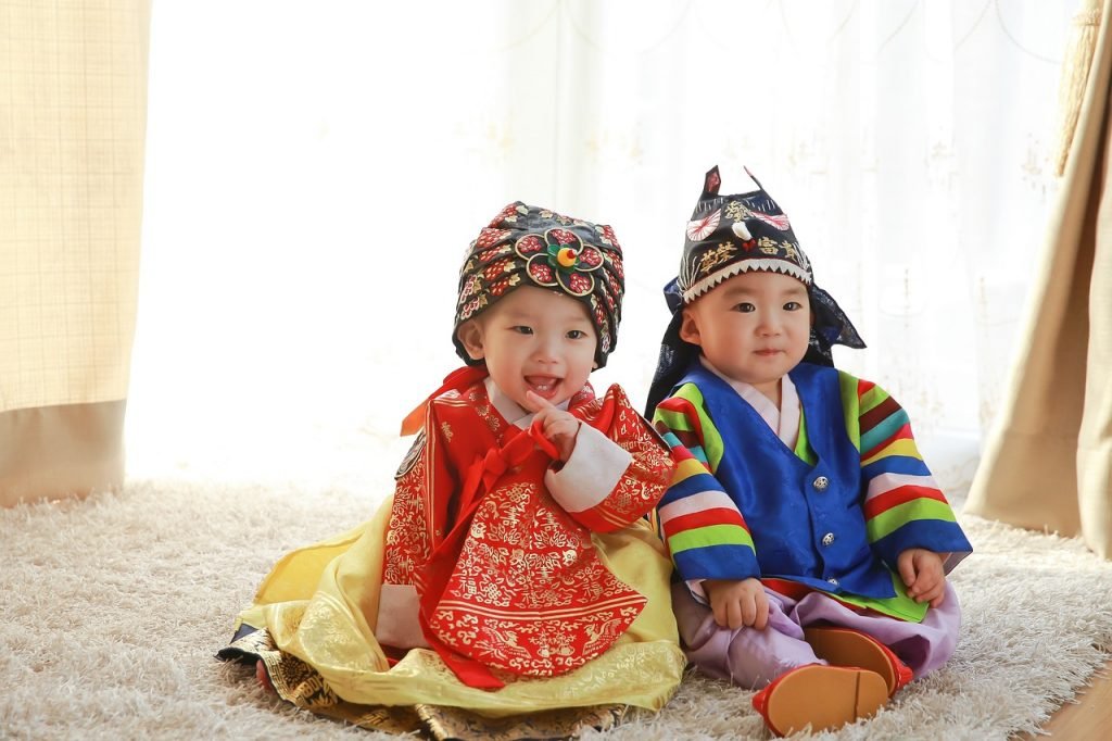 Enfants coréens avec des hanbok (Pixabay).
