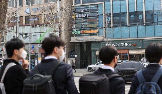 Des lycéens qui se dirigent vers un hakwon à Daechi-dong (Gangnam) en 2021 (Yonhap).