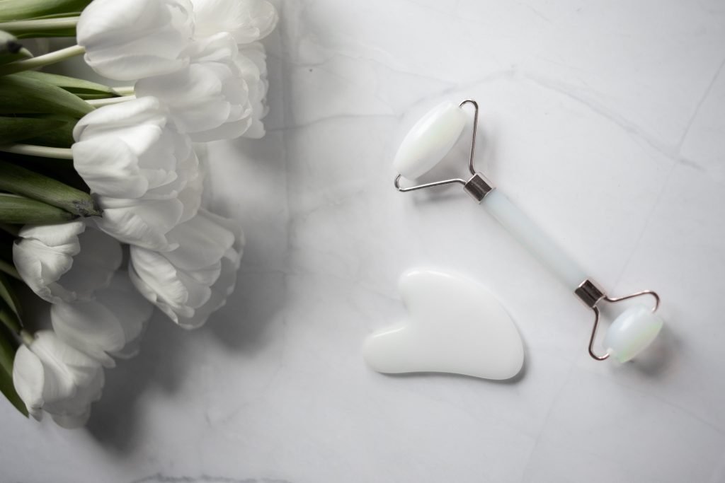 Deux outils, nommés Gua Sha et Jade Roller, permettant de réaliser un massage du visage. 