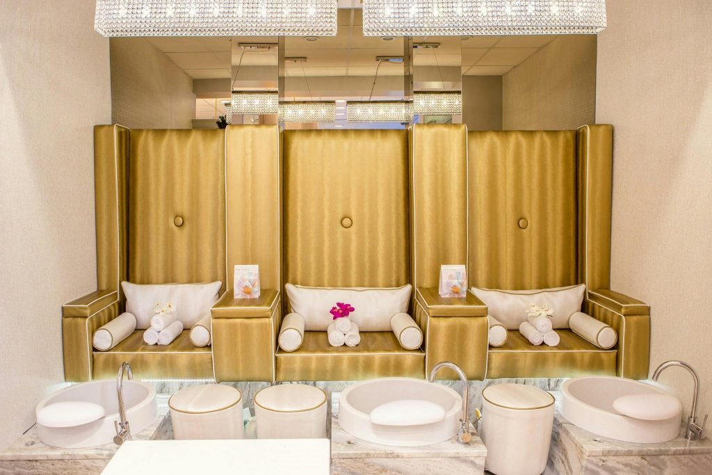 Fauteuils confortables d'un salon de massage coréen à Paris. 