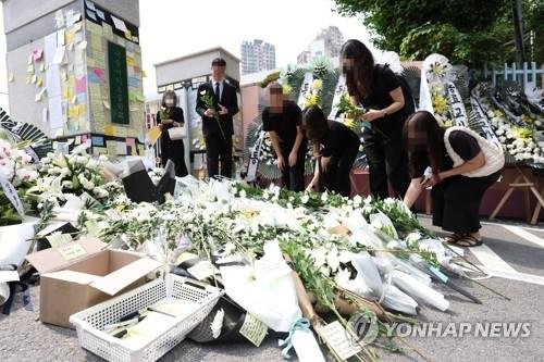 Fleurs déposées devant l'école élémentaire Seoi de Séoul le 20 juillet 2023 (Yonhap).