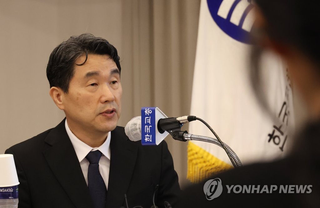 Lee Ju-ho, ministre de l'Éducation, durant la rencontre avec des enseignants à la KFTA, 21 juillet 2023 (Yonhap).