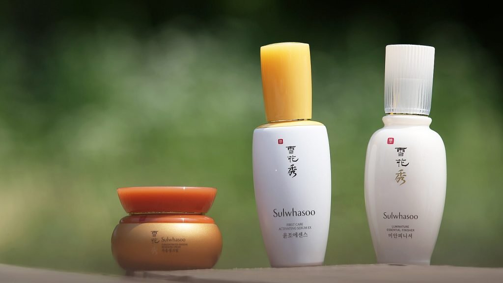 Flacons et pot de crèmes pour le visage de la marque Sulwhasoo.