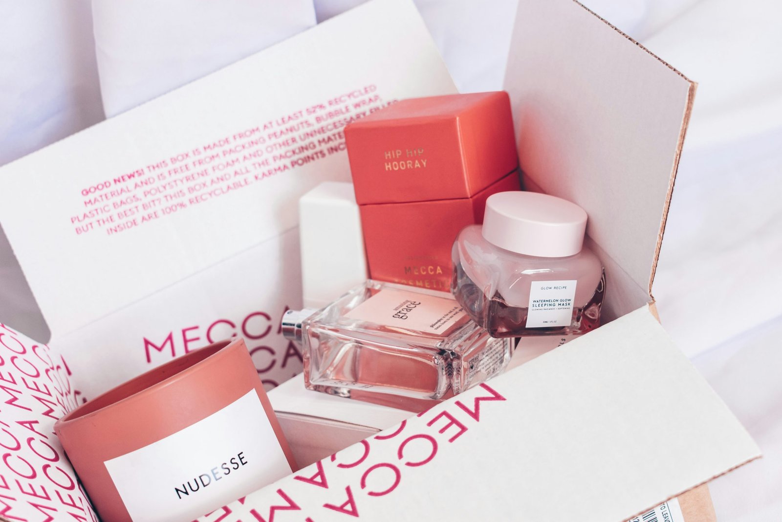 Plusieurs cosmétiques posés dans un colis en carton. 