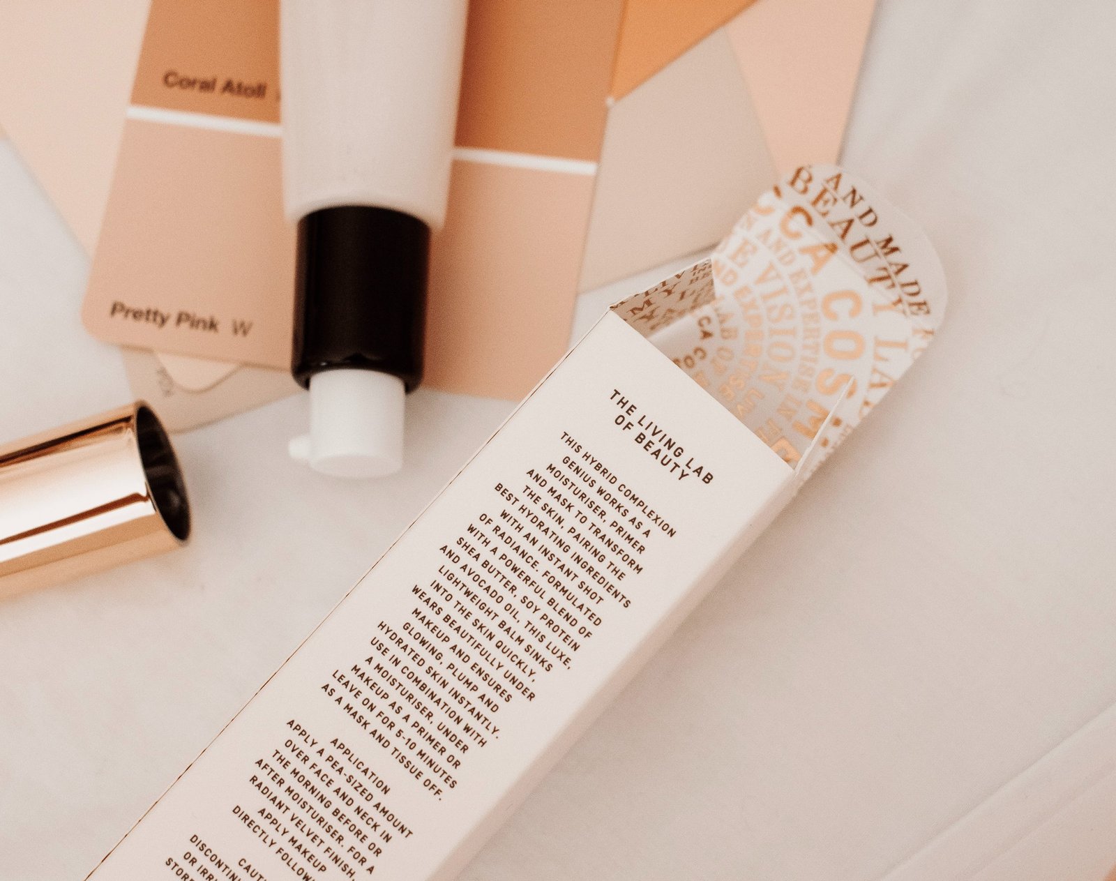 Produits de beauté en flacon-pompe avec son emballage.