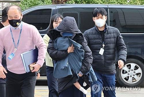 L'ancienne actrice, accompagnée d'un bébé, pour une audition pour chantage à l'égard de Lee Sun-kyun (Yonhap).