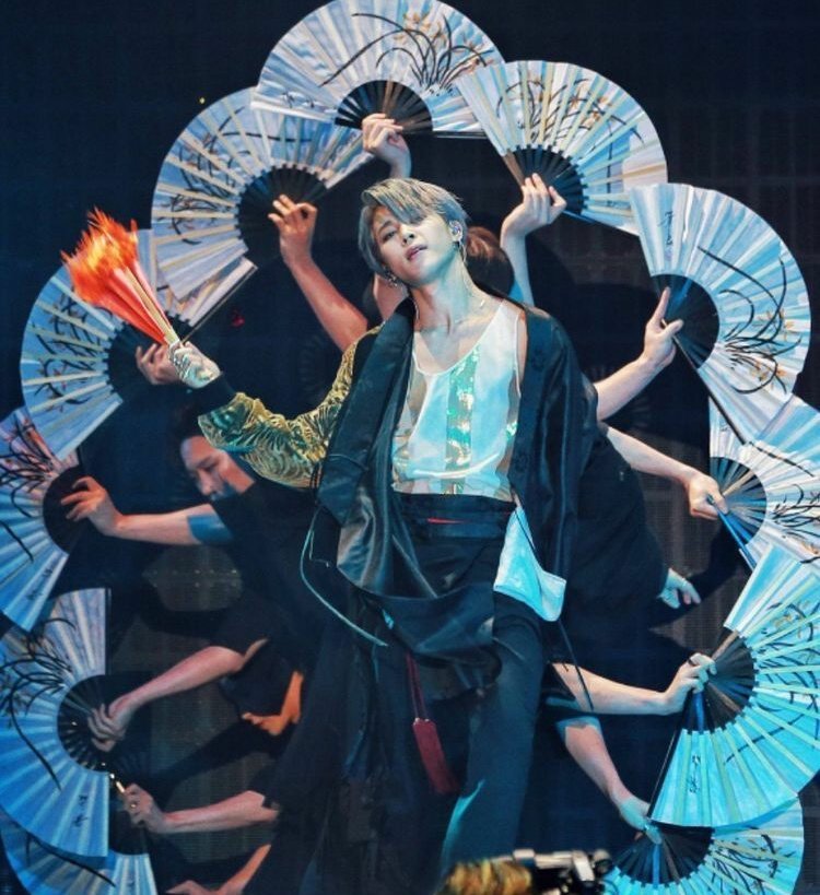 Buchaechum (danse de l’éventail) mise au goût du jour par Jim des BTS lors des MMA 2018.