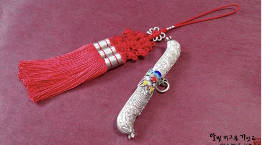 Couteau de poche, ou eunjangdo, décoré pour les femmes
