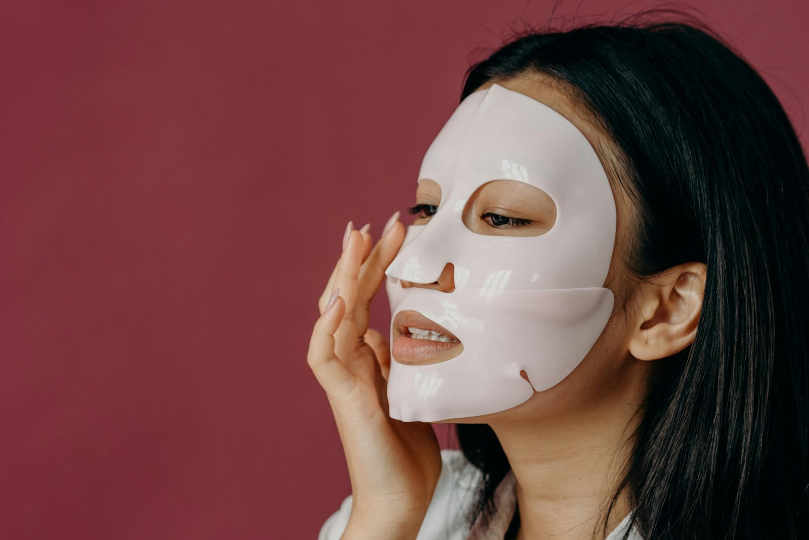Femme avec un masque coréen en hydrogel sur le visage. 