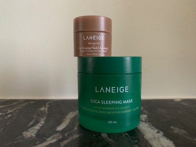 Deux pots de masques coréens de nuit pour le visage et les lèvres de la marque Laneige.