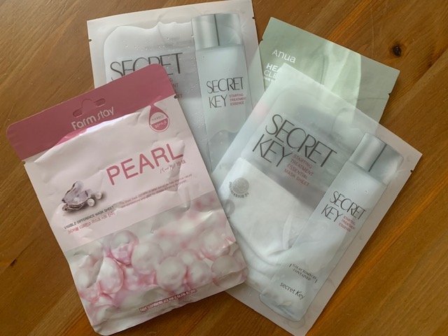 Plusieurs masques coréens en tissu des marques Farm Stay, Secret Key et Anua.