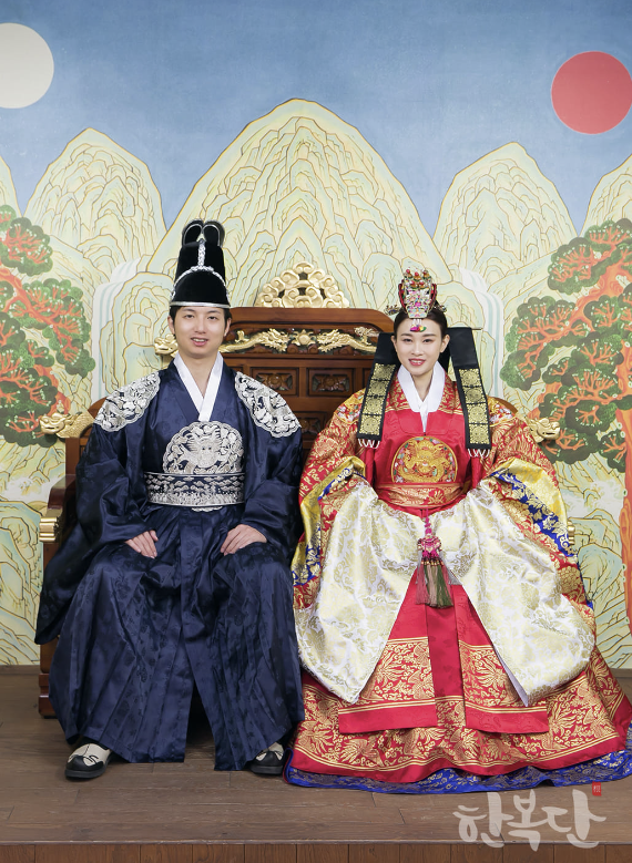 Tenue de cérémonie traditionnelle pour la famille royale. 