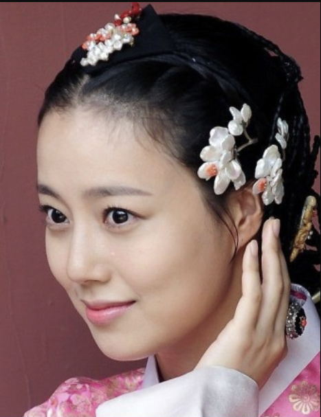Moon Chae Won dans le drama The Princess Man portant des dwikkoji et un tcheopji