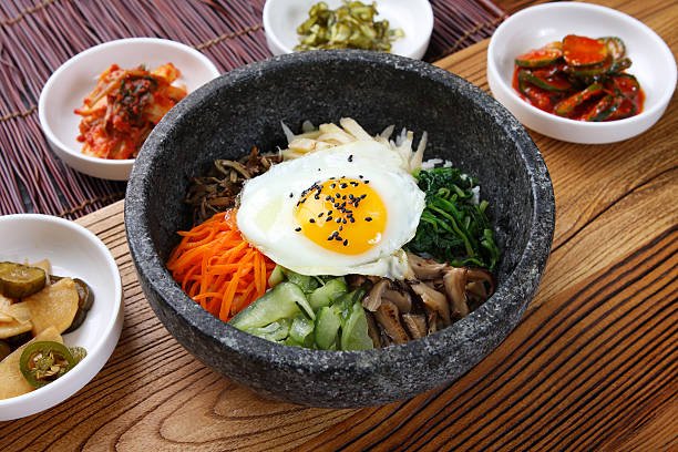 Bibimbap, plat typique de Corée, et des accompagnements.