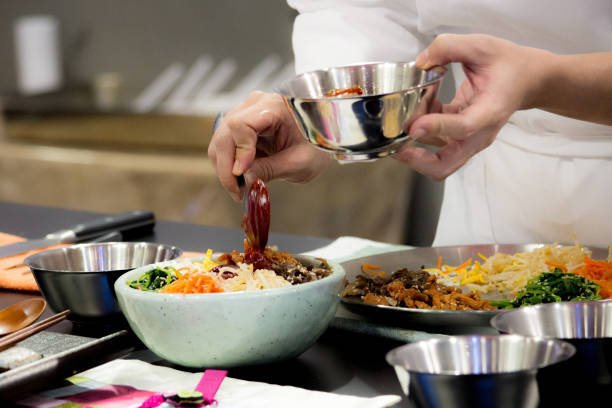 Chef préparant un Bibimbap coréen (iStock).