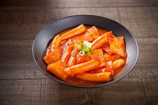 Tteokbokki, plat traditionnel du street food coréen (iStock).