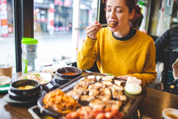 Femme mangeant un BBQ coréen (©Kosamtu).
