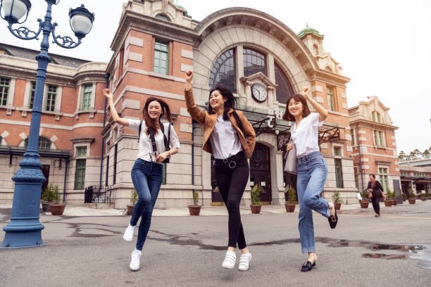 Jeunes femmes heureuses de voyager en Corée du Sud (©LeoPatrizi).